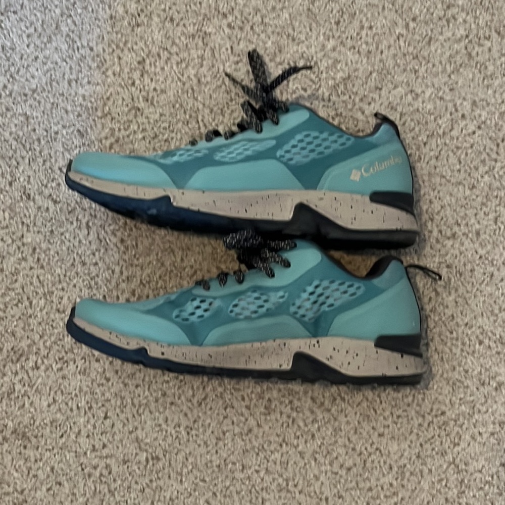 Columbia Hiking Sneaker NWOT 9.5